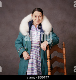 Farbe Studioportrait von Inuit-Frau trägt einen traditionellen Parka in einem Fotostudio in Iqaluit Nunavut, Kanada Stockfoto