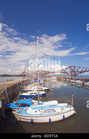 Queensferry Hafen mit Forth Rail Bridge im Hintergrund Stockfoto