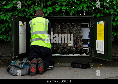 BT-Service Ingenieur Überprüfung Telefonleitungen, Alton, Hampshire, UK. Stockfoto