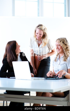 Gruppe von Business-Frauen am Büro-Arbeitsplatz Stockfoto