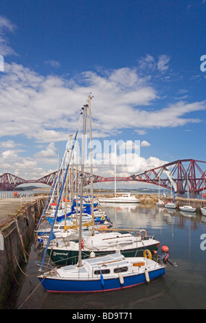 Queensferry Hafen mit Forth Rail Bridge im Hintergrund Stockfoto