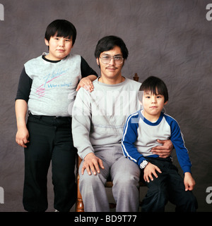 Farbe Studioportrait von Inuit Vater und zwei Kinder in einem Fotostudio in Iqaluit Nunavut, Kanada Stockfoto