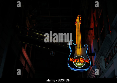 Die beleuchtete "Hard Rock Café" Gitarre hängt hoch in die Printworks in Manchester Stockfoto