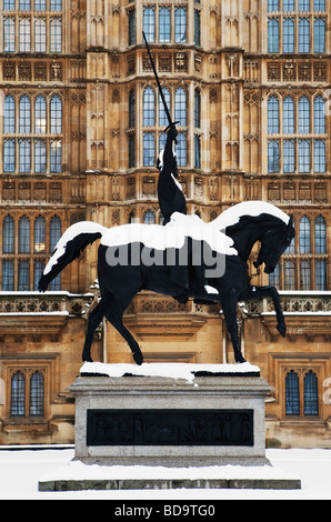 Schnee auf der Statue von Richard Löwenherz vor Houses of Parlament London England Stockfoto