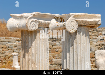 Zwei ionischen Kapitellen aus einigen der vielen alten Gebäude der Insel Delos. Delos, Insel Delos, Kykladen, Griechenland, Stockfoto