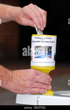 Menschen Sie spenden £5, Bürgermeister von Farnham Plädoyer für ein neues Bad für einen älteren Menschen Centre, Löwe & Lamm Hof, Farnham, Surrey. Stockfoto