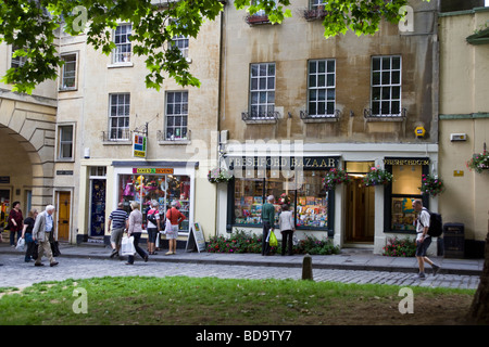 Straßenszene mit Geschäften im Stadtzentrum von Bath, Somerset, England Stockfoto