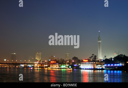 6 Oktober Brücke und Gezira Insel mit El-Borg-Turm von Nacht Nil Waterfront Kairo Ägypten Stockfoto