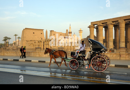 Touristischen Caleche außerhalb Ägypten Luxor Tempel von Theben Stockfoto