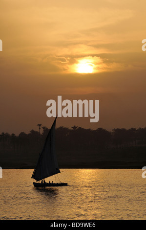 Traditionellen ägyptischen Segelboot Feluke auf Nil bei Sonnenuntergang Luxor Stockfoto