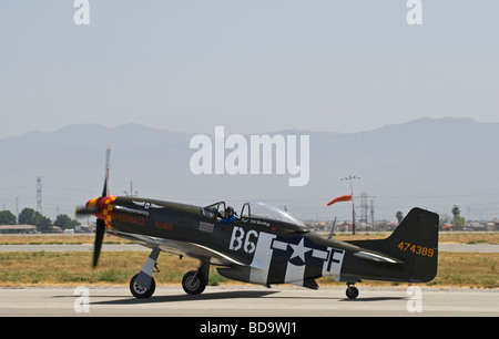 Ein p-51 Mustang taxis nach dem Flug bei einer Flugschau auf dem Laufsteg. Stockfoto