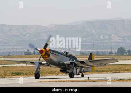 Ein p-51 Mustang taxis nach dem Flug bei einer Flugschau auf dem Laufsteg. (Quartal Vorderansicht) Stockfoto