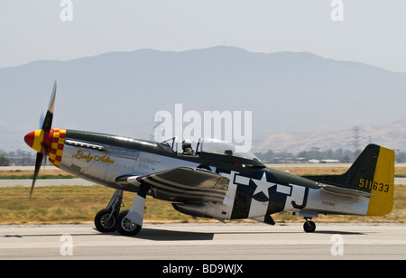 Ein p-51 Mustang taxis nach dem Flug bei einer Flugschau auf dem Laufsteg. Stockfoto