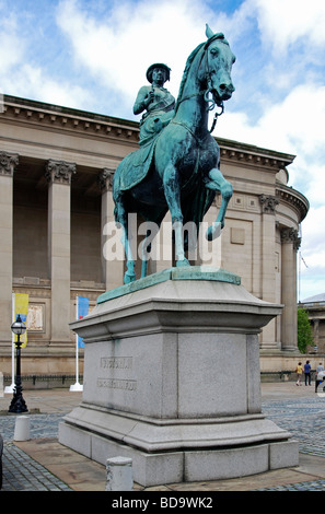 eine Statue von Königin Victoria vor st.georges Halle in Liverpool, Großbritannien Stockfoto