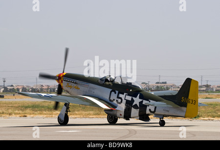 Ein p-51 Mustang taxis nach dem Flug bei einer Flugschau auf dem Laufsteg. Stockfoto