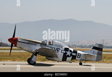 Ein p-51 Mustang taxis nach dem Flug bei einer Flugschau auf dem Laufsteg. Stockfoto