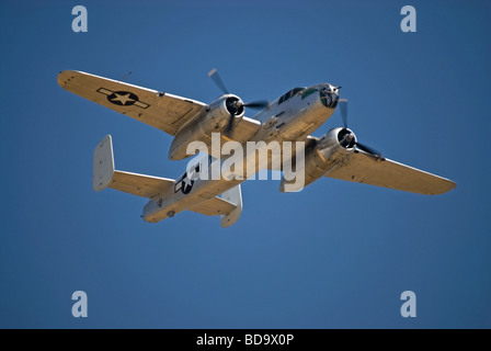 Eine North American b-25 "Mitchell" Bomber auf einer Flugshow (Ansicht von unten fliegt). Stockfoto