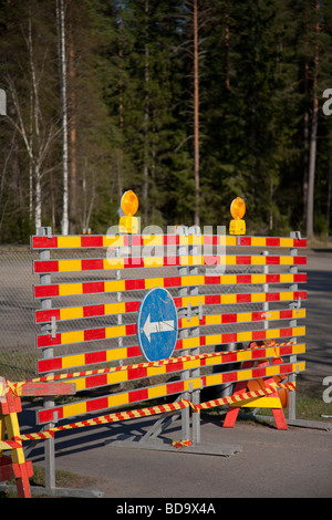 Straße gesperrt, Umleitung Verkehr mit finnischen Verkehrszeichen (Richtung zu folgen, links), Finnland Stockfoto