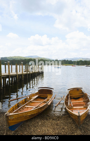 Ruderboote zu mieten am Ufer des Lake Windermere Cumbria England Stockfoto