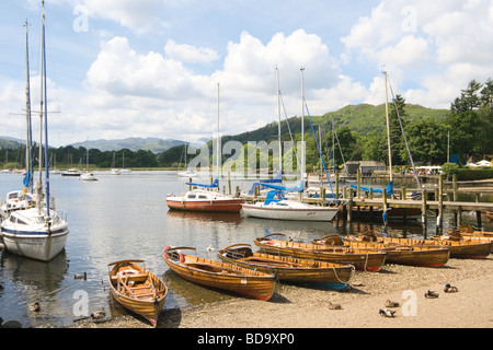 Ruderboote zu mieten am Ufer des Lake Windermere Cumbria England Stockfoto