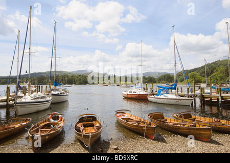 Ruderboote zu mieten am Ufer des Lake Windermere Cumbria England Stockfoto