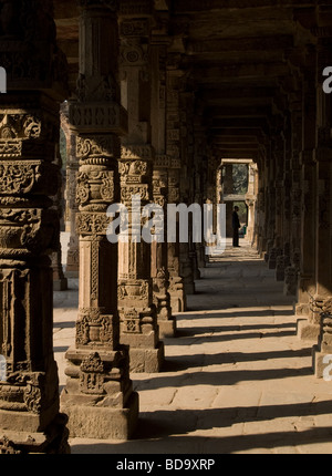 Geschnitzten Säulen in Qutb Minar Komplex, Delhi, Indien Stockfoto