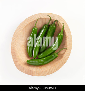 Serrano-Paprika in einer Holzschale Stockfoto