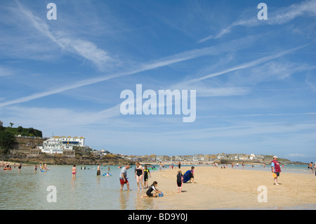 Gesamtansicht der Porthminster Beach in der Nähe von St. Ives, Cornwall an einem sonnigen Tag im August bei Ebbe. Stockfoto