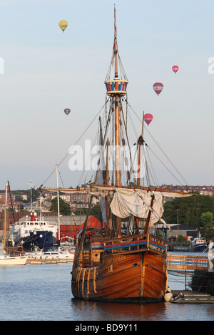 The Matthew Bristol hölzerne Replik Schiff mit Heißluftballons aus Bristol International Balloon Fiesta Stockfoto