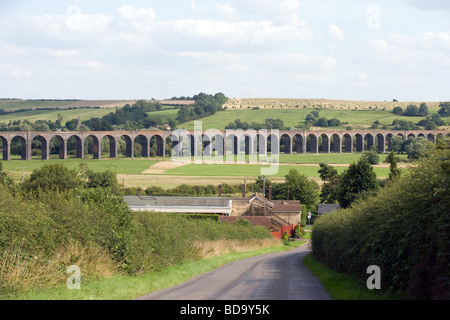 Großbritanniens längsten Eisenbahnviadukt bei Harringworth zwischen Rutland & Northamptonshire Welland Tal durchquert Stockfoto