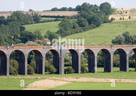 Großbritanniens längsten Eisenbahnviadukt bei Harringworth zwischen Rutland & Northamptonshire Welland Tal durchquert Stockfoto