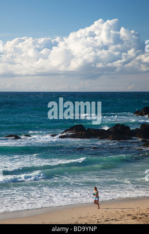 Junge weibliche Jogger jogging am Porthmeor Beach in den späten Abend Sommersonnenschein St Ives Cornwall England UK United Kingdom GB Gre Stockfoto