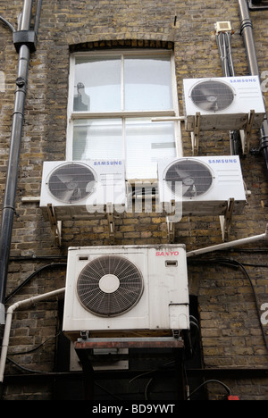 Alte Klimaanlagen auf äußere des UK-Gebäude Stockfoto