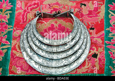 Silber Halskette auf bestickt Textil Guizhou Provinz China Stockfoto