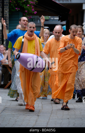 Mitglieder der Hare-Krishna-Bewegung singen auf einer Londoner Straße Stockfoto