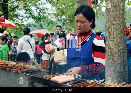 Frau Gartenhaus Kebab bei Drum Festival Shidong Guizhou Provinz China Stockfoto