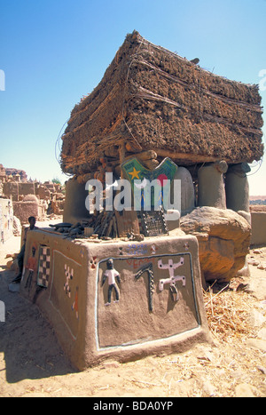 Elk150 2602 Mali Dogon Landes Ireli Dorf Toguna Männer s zeremonielle Schutz Stockfoto