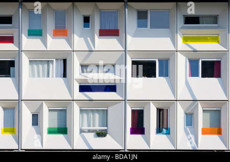 Moderne Fertighaus Student Gehäuse im Amsterdamer Hafen, Hafen, Docklands, mit modularen Fracht Versandbehälter. Stockfoto