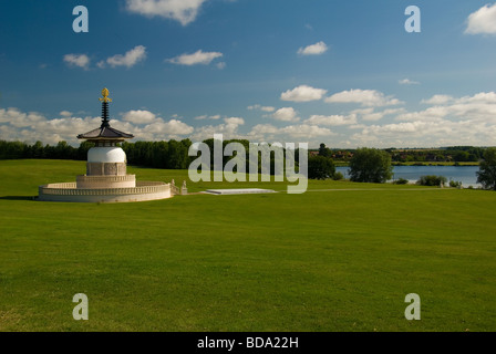 Milton Keynes Peace Pagoda, die sich entlang den Ufern des Sees wider Willen befindet Stockfoto