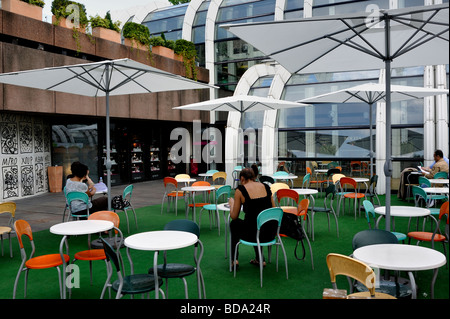 Paris Frankreich, Frau im 'Paris Cafe' im 'Les Halles' 'Le Forum des Halles' 'Shopping Center' vor dem Plaza (2012 zerstört) Vintage-Tische Sonnenschirme Stockfoto