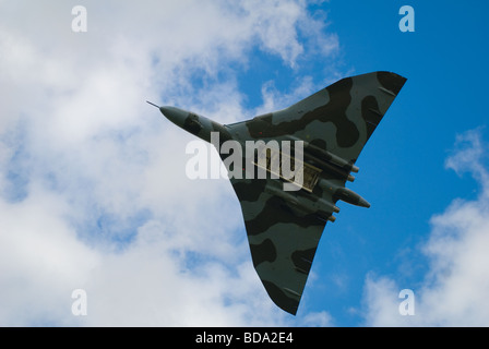 Das restaurierte Vulcan Bomber Anzeigen an RAF Fairford Royal International Air Tattoo mit Bombenschacht Türen geöffnet Stockfoto