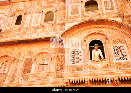 Niedrigen Winkel Blick auf ein Mann auf einem Balkon steht Meherangarh Fort, Jodhpur, Rajasthan, Indien Stockfoto