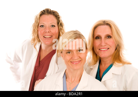 Team von drei glücklich und zuversichtlich weibliche Ärzte oder Krankenschwestern medizinisches Personal tragen bunte Kleidung und weißen Laborkitteln Scrubs – Die Anfänger Stockfoto