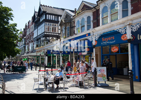 Käufer auf Lord Street in Southport Stadt Zentrum Merseyside UK Stockfoto