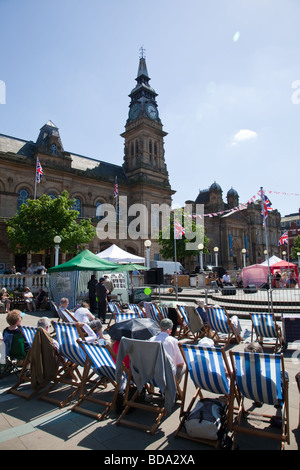 Menge um außerhalb Southport Arts Centre, Großbritannien Konzert hören Stockfoto