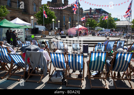 Menge um außerhalb Southport Arts Centre, Großbritannien Konzert hören Stockfoto