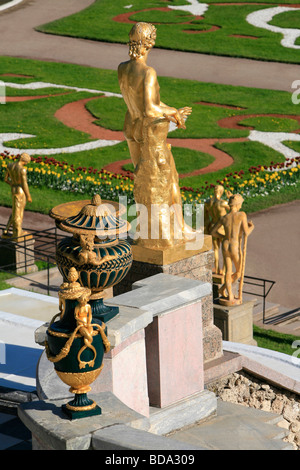 Goldene Statuen an die Große Kaskade des 18. Jahrhunderts Schloss Peterhof in St. Petersburg, Russland Stockfoto