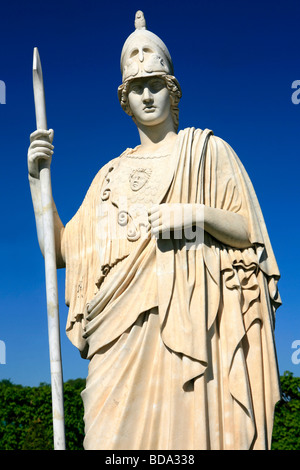 Statue der Pallas Athene in Peterhof in Sankt Petersburg, Russland Stockfoto