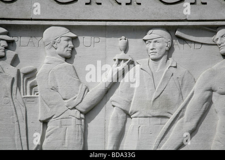 Cricketers hält die Asche Urne auf dem Fries außerhalb des Herrn Cricket Ground, St John's Wood, London, UK Stockfoto