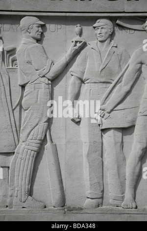 Cricketers hält die Asche Urne auf dem Fries außerhalb des Herrn Cricket Ground, St John's Wood, London, UK Stockfoto